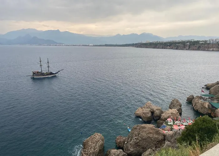 Hotel In The Middle 3*