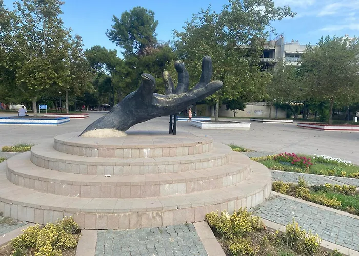 Hotel In The Middle 3*