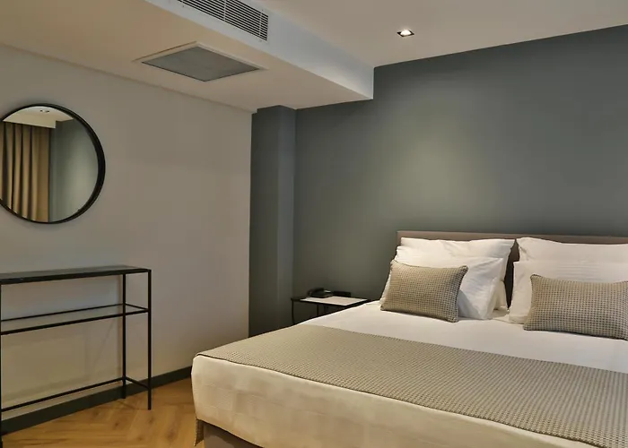 Hotel In The Middle 3*