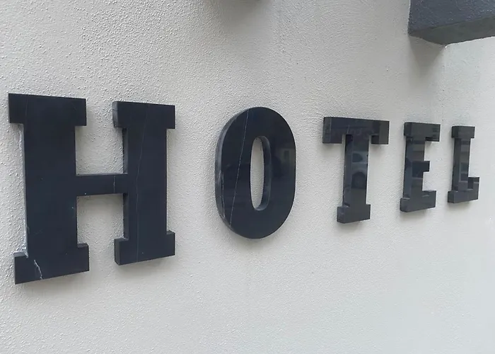 Hotel In The Middle 3*