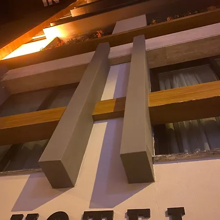 In The Middle Hotell