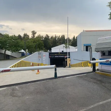 Hotel In The Middle 3*