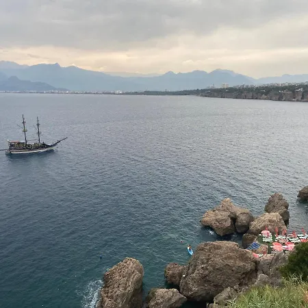 Hotel In The Middle 3*