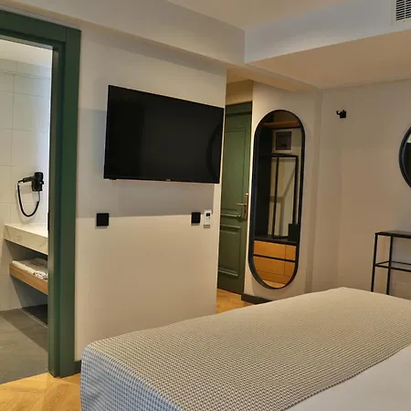 In The Middle Αττάλεια