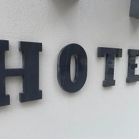 Hotel In The Middle 3*