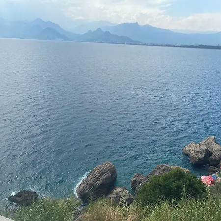 Hotel In The Middle 3*