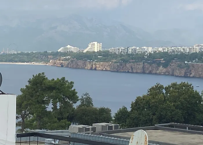 Hotel In The Middle 3*