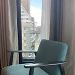 In The Middle Отель