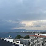 In The Middle Отель