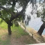 In The Middle Отель