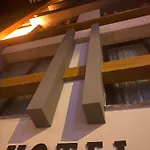 In The Middle Отель